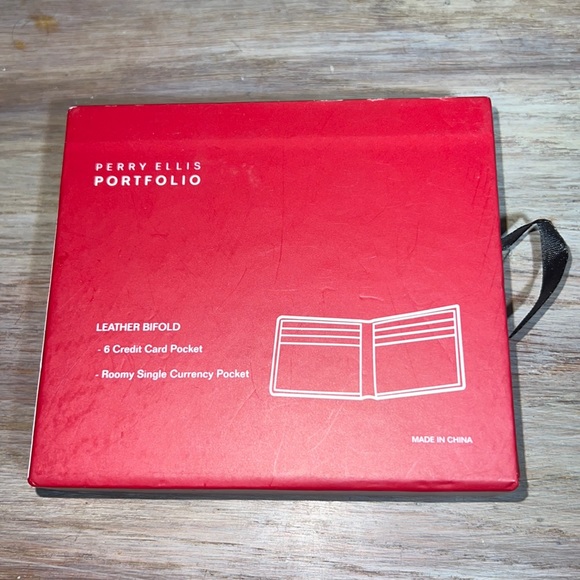 NWT Perry Ellis Bilfold - Picture 5 of 7